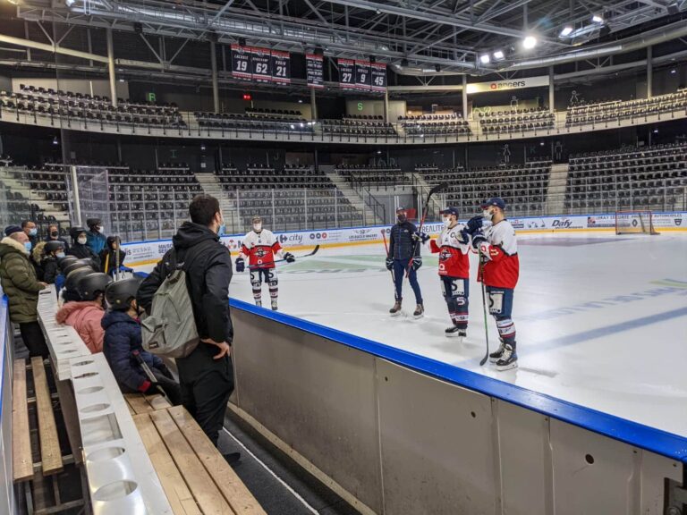En partenariat avec la ville, les jeunes angevins découvrent le hockey sur glace