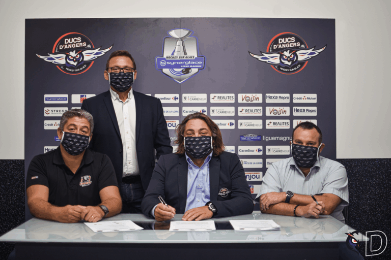 Signature d&rsquo;une convention Licences bleues entre Les Ducs d&rsquo;Angers, l&rsquo;AHCA et le Hockey Club Choletais